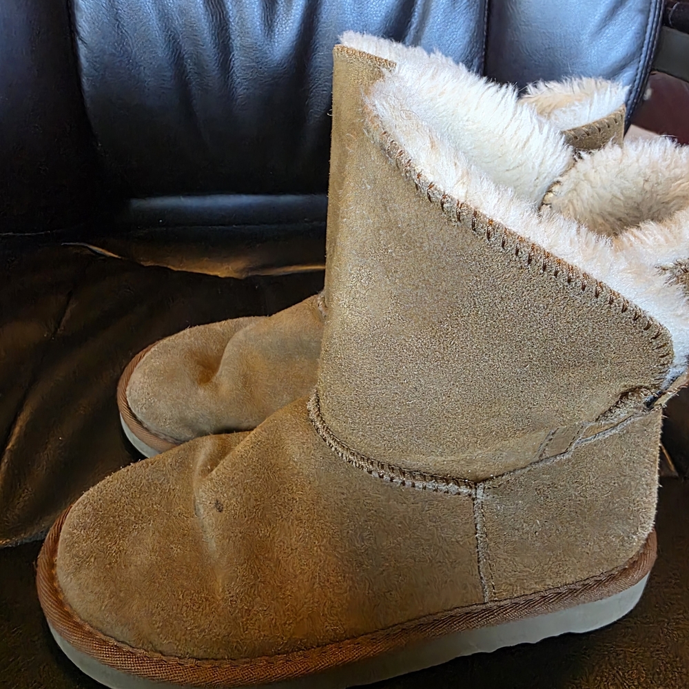 Cozy Tan Suede Boots with Fur Lining